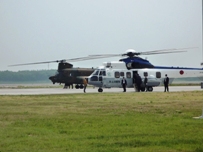 洞爺湖への移動のため待機する自衛隊ヘリコプター