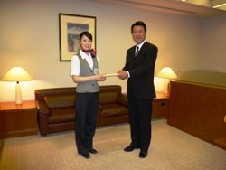 グランドスタッフの横山さんに太宰府天満宮宮司へのメッセージを託しました。