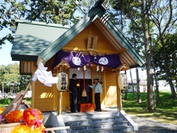 20日：駒里地区秋祭り（7月完成の新社殿）
