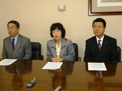 声明文の発表（左から原田恵庭市長、高橋北海道知事、山口千歳市長）