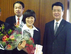 梅尾千歳ｽﾋﾟｰﾄﾞｽｹｰﾄ連盟会長とともに笑顔で記念撮影