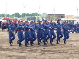今回が初めての披露となる女性消防団員の訓練