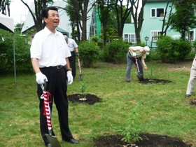植樹を終えた市長