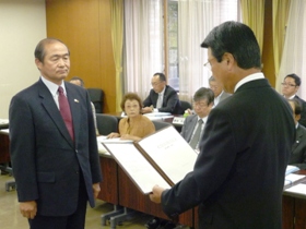 沼田会長に第６期総合計画基本構想原案の諮問をしました。  