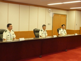 左から番匠幸一郎防衛部長、渡部悦和陸上幕僚副長、江口直也監理部長