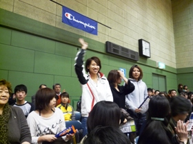 陸上の福島千里選手、北風沙織選手、玉城美鈴選手が場内アナウンスで紹介されました。