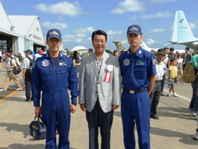 千歳高校出身のブルーインパルスパイロット立山さんと整備員高橋さん