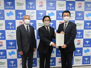 写真 提言書提出のようす1