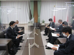 写真 提言書提出のようす2