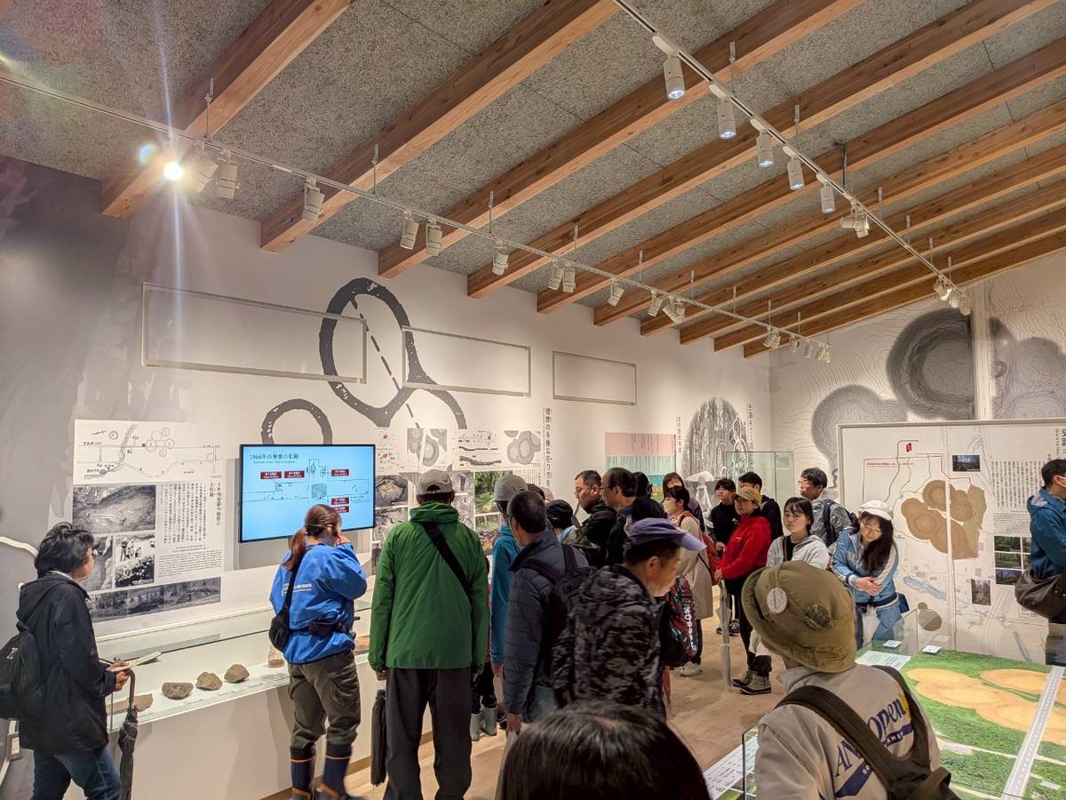 イベント時に、学芸員が展示を解説している様子です。