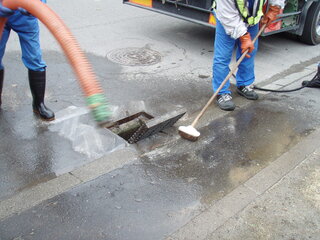 写真 雨水桝清掃状況