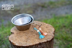 パラコードアクセサリーを付けたシェラカップの写真