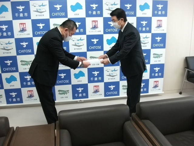 写真 手交のようす