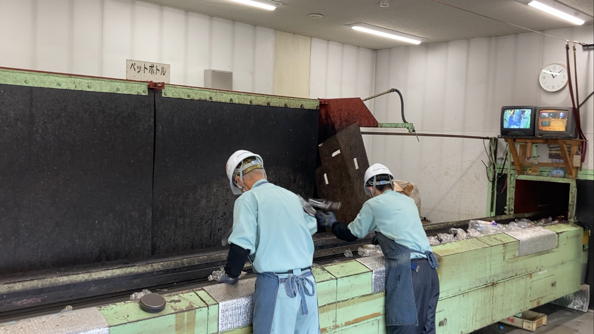 ペットボトル選別ラインの写真