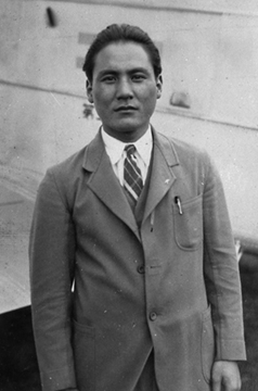 背広姿の酒井憲次郎の写真