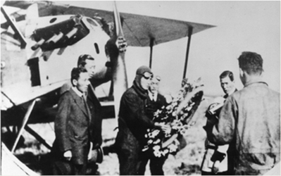 花輪を受け取る酒井の写真