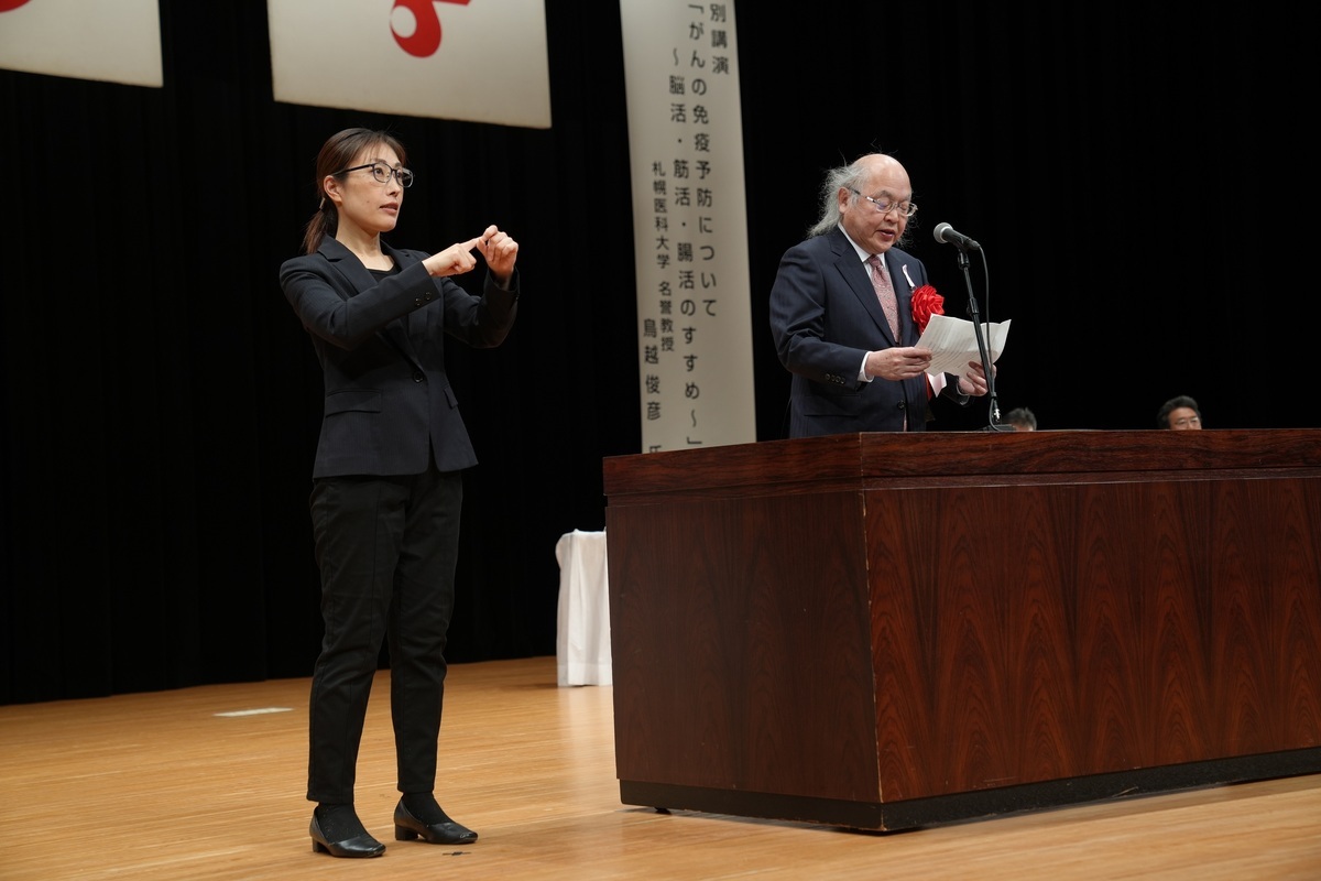 祝辞を読み上げる医師会長の写真