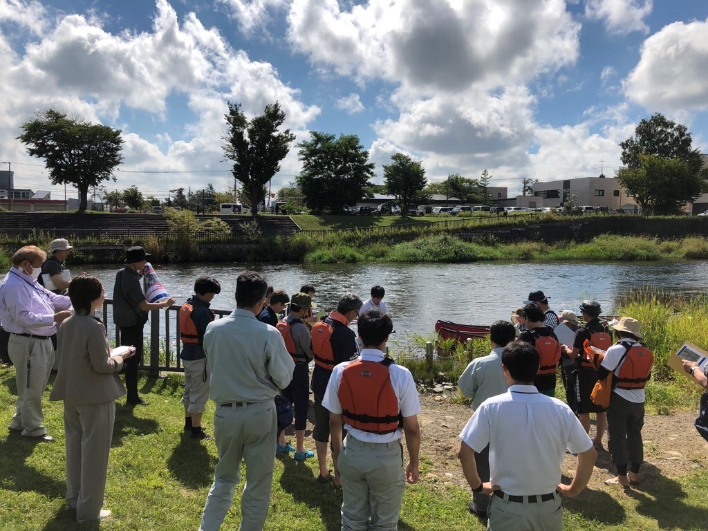 写真 現地視察のようす2