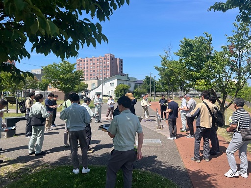 写真 現地視察の様子①