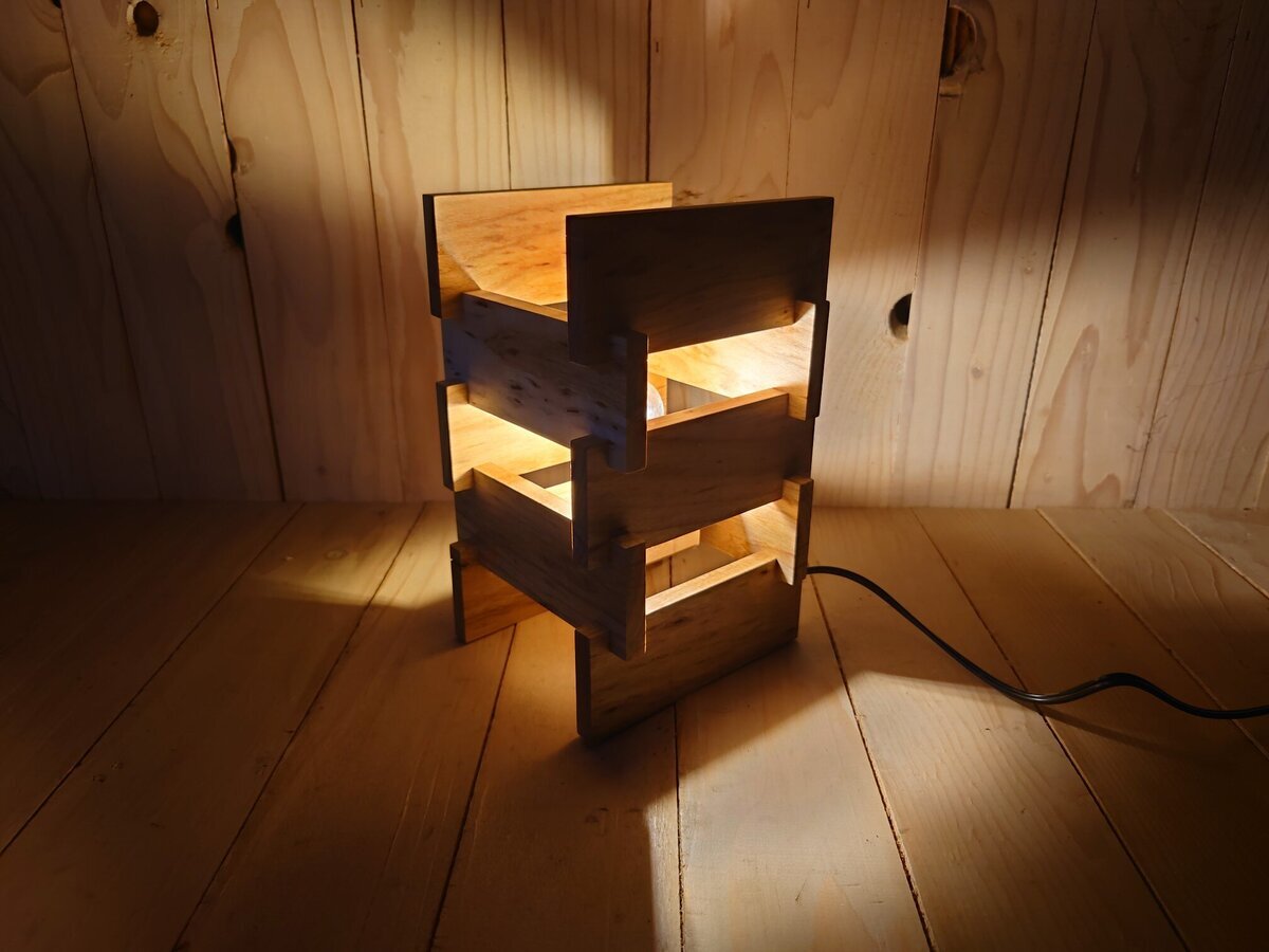 サクラの木で作成したライトの写真