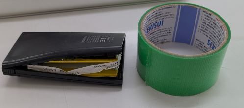 養生テープとモバイルバッテリーの写真