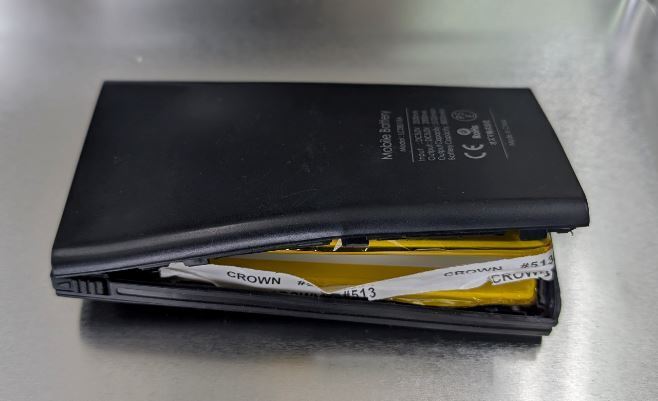 膨らんだモバイルバッテリの写真(本体その1)