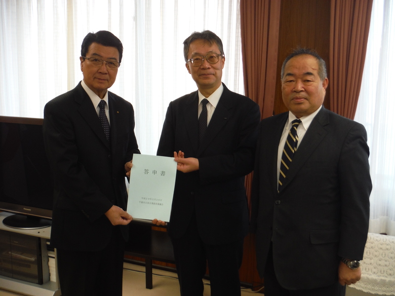 名川会長から山口市長に答申書が手渡されている写真名川会長の右隣には入口副会長がいる