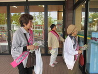 写真 街頭啓発のようす1