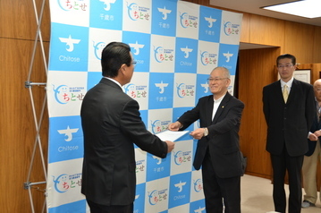 提言書を手渡す写真