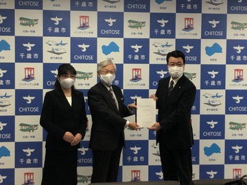 写真 答申手交のようす