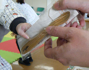 ファーストスプーンを赤ちゃんに手渡ししている写真