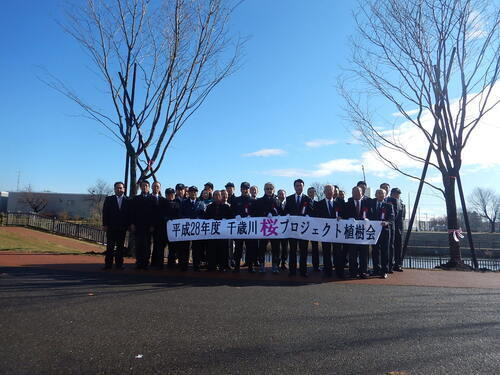 写真 植樹会のようす