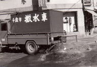 道路に散水している写真