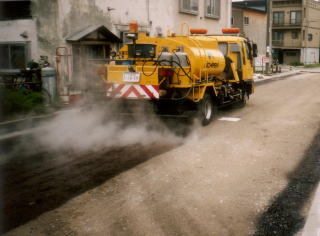 工事写真（アスファルト乳剤の散布）