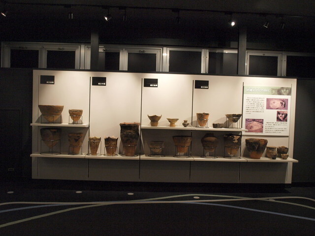 土器の展示物の写真