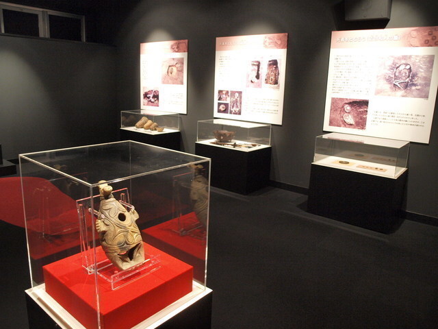 写真 男性土偶などの展示の様子