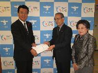 写真 提言書の提出のようす