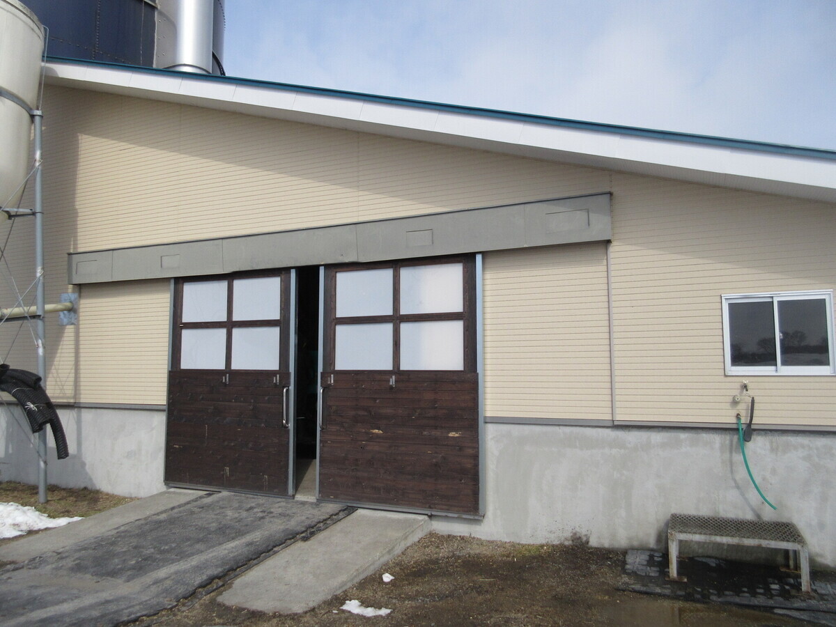 畜舎屋根外壁等修繕のようす1