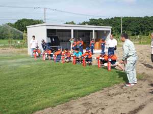 写真 消化器を使用して学習する子どもたちのようす