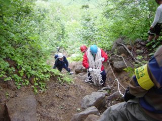 写真 恵庭岳におけるロープ整備の様子