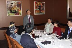 領事事務所主催昼食会の写真