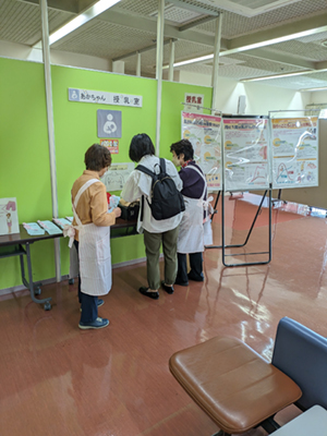 2人の支援ボランティアが啓発運動をしている写真