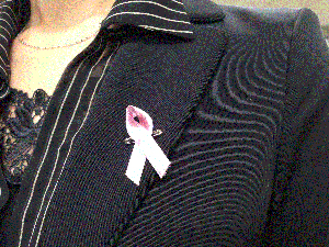 胸に飾ったピンクリボンの写真