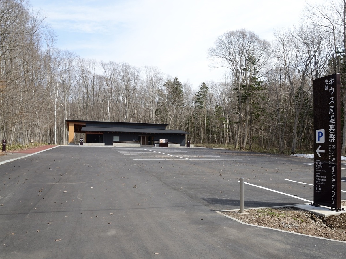 駐車場出入口と案内表示です。