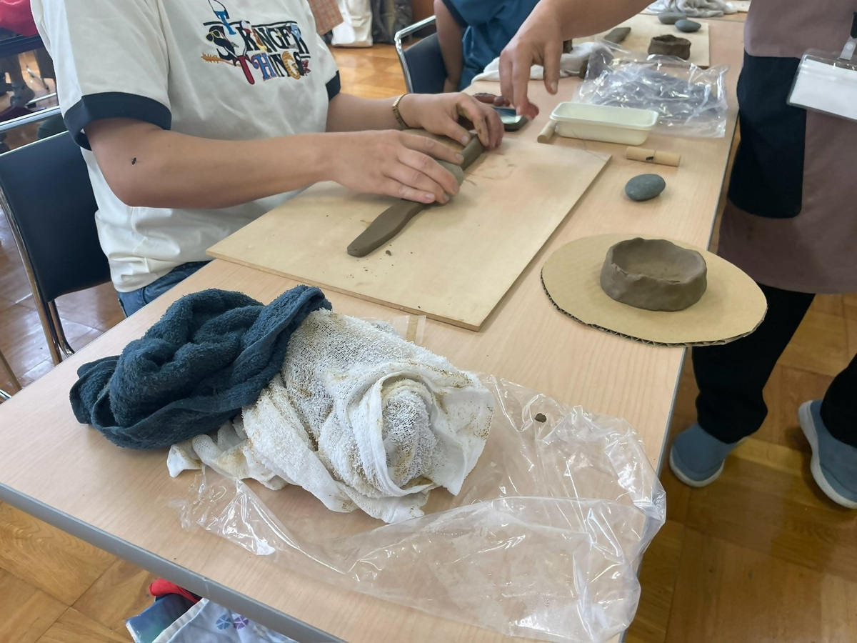 土器の土台部分の上に、粘土の紐を積み重ねて形を作ります。