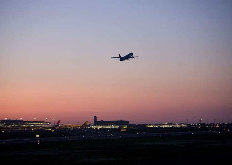 離陸した飛行機の写真