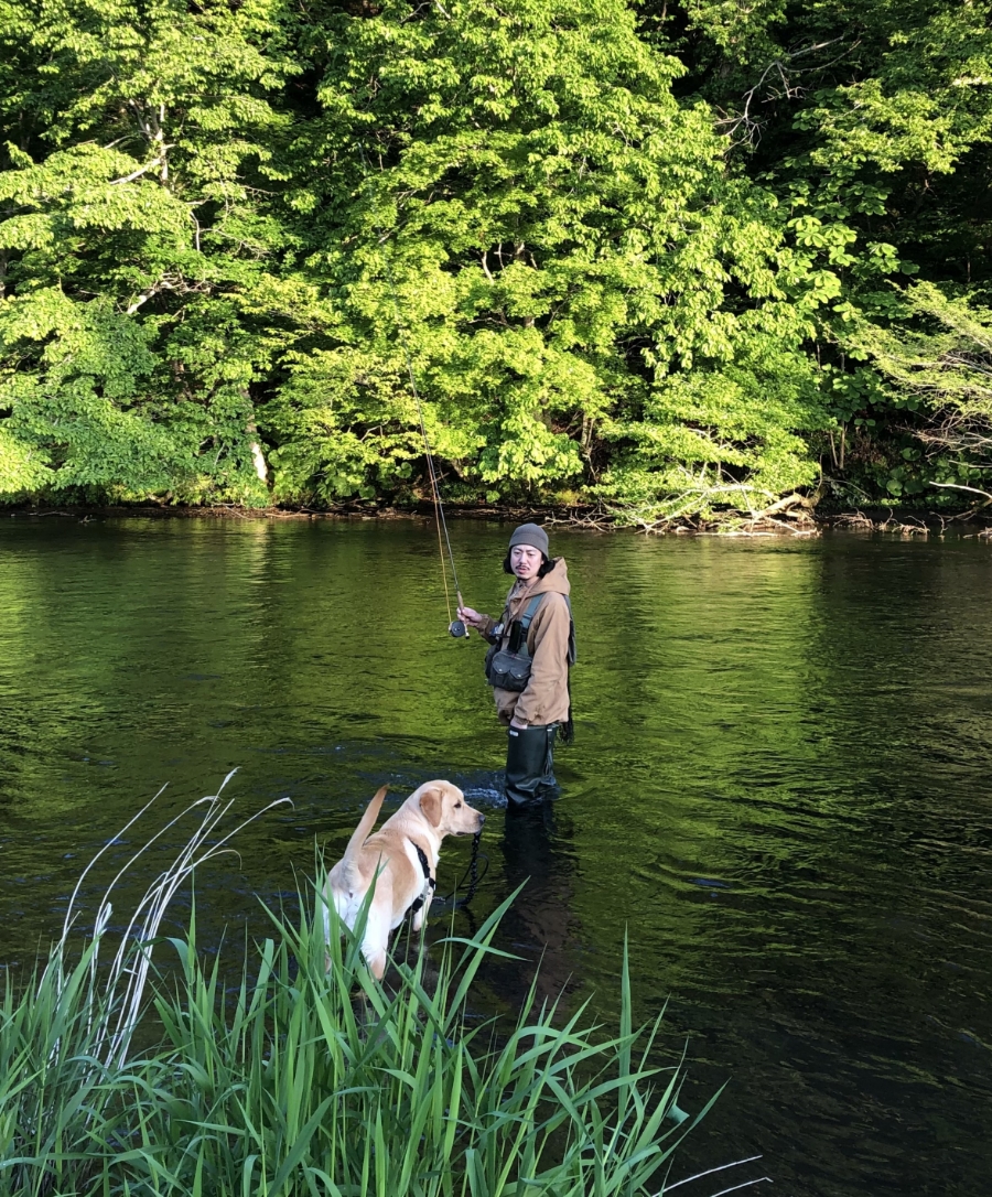 飼い犬と釣りを楽しむ洸太郎さんの写真