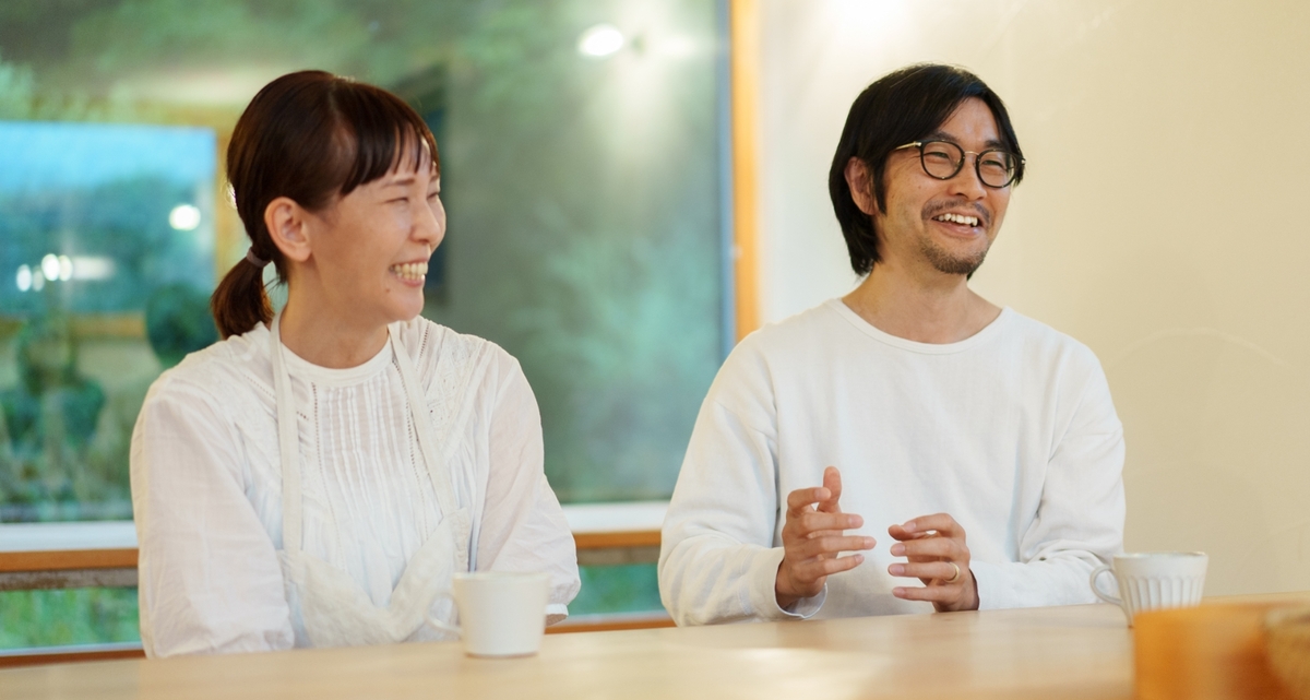 小椋雄二さん、清美さん夫妻の写真