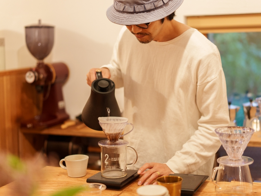 コーヒーをドリップする雄二さんの写真