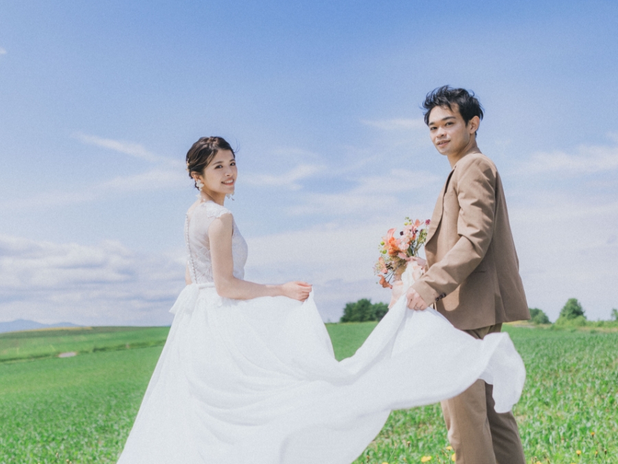 ウェディングドレスとタキシード姿の二人の結婚写真